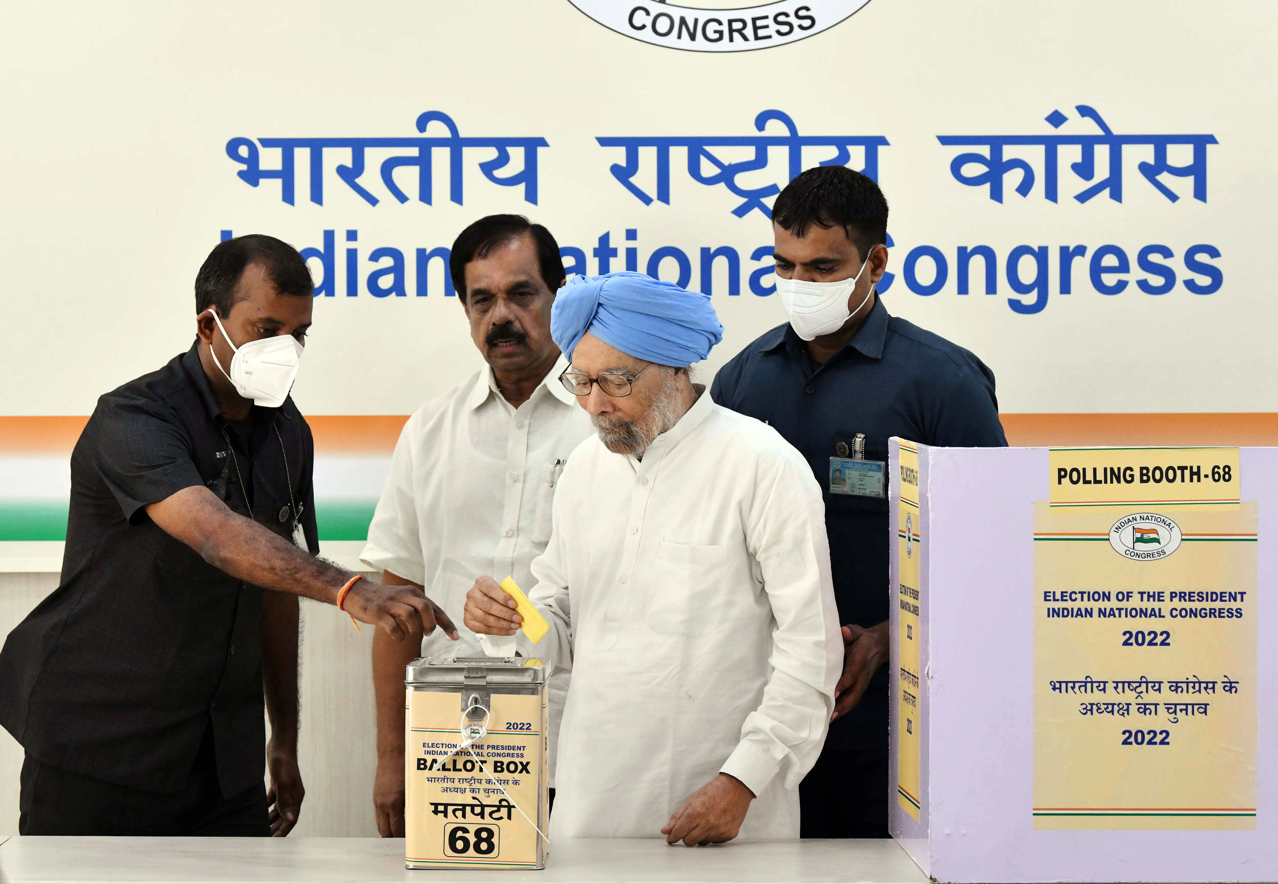 Former PM Manmohan Singh voting in Congress Presidential poll