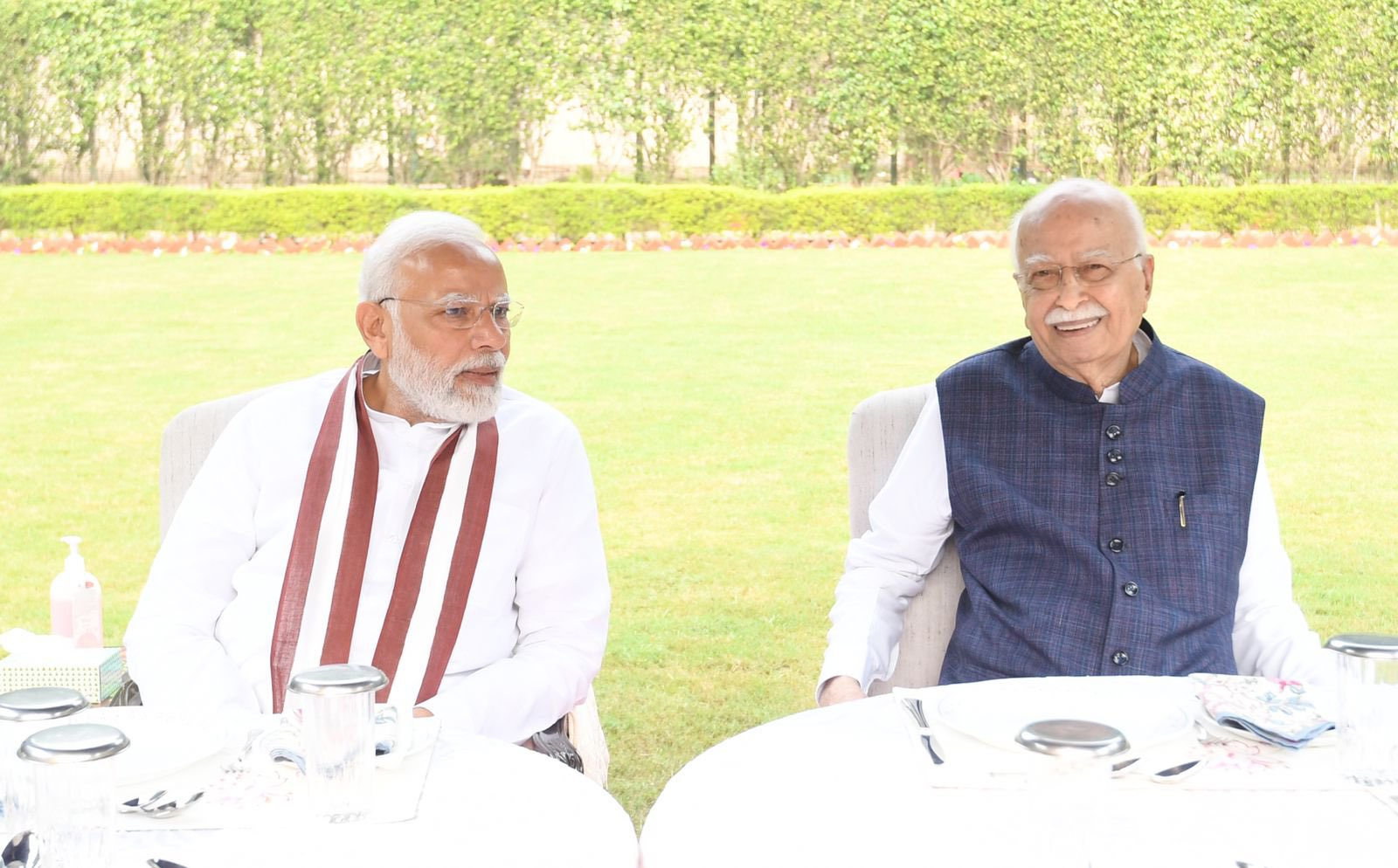 PM Modi greets LK Advani on his birthday