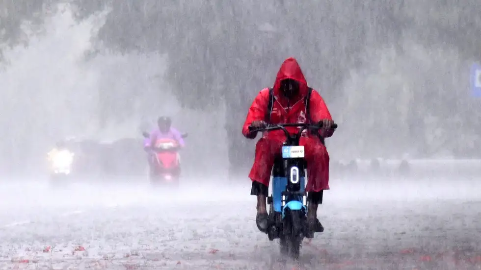 A food delivery man riding in rain - Image - KK Choudhary-TOI- BCCL- Mumbai