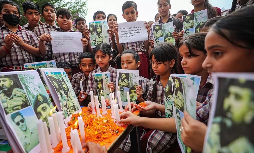 Children paying tribute to Indian soldiers died in the Anantnag Encounter - PTI Image