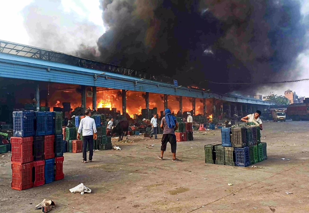 Fire at Azadpur Mandi in Delhi - PTI