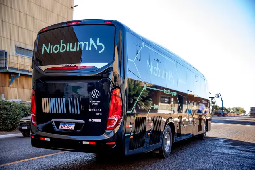 CBMM, a niobium producer controlled by Moreira Salles, and Volkswagen present the world's first electric bus with a lithium-niobium-based battery — Photo: Divulgação